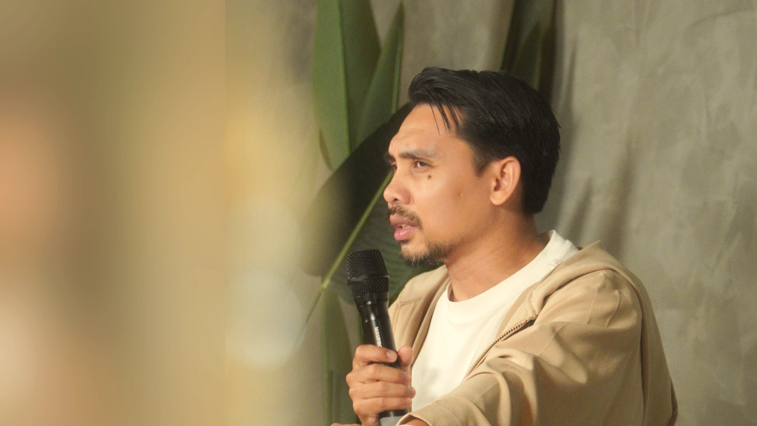 Hafizul Faiz berkongsi dengan mikrofon di tangan